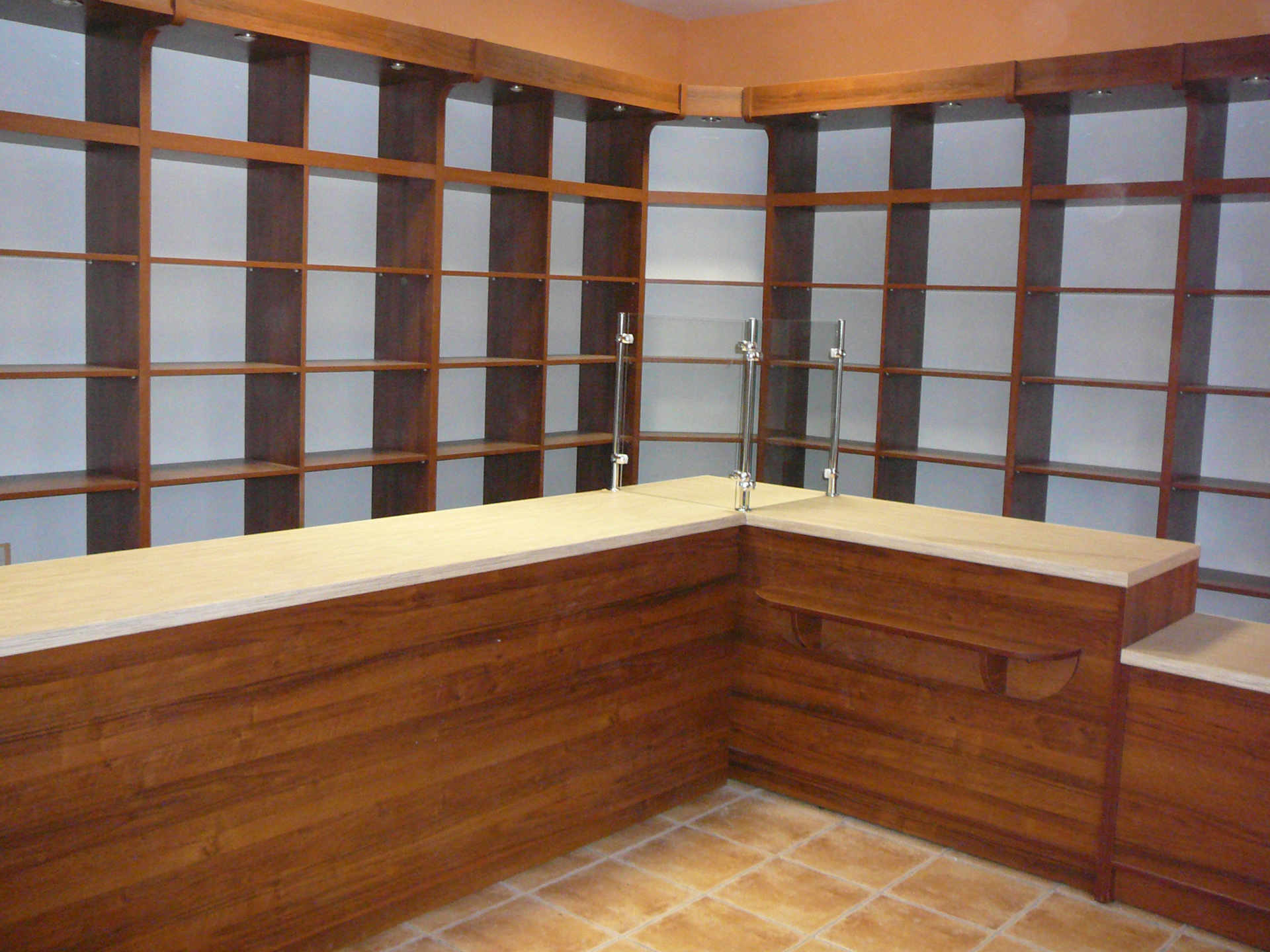 Wyposażenie sklepów: Gabloty