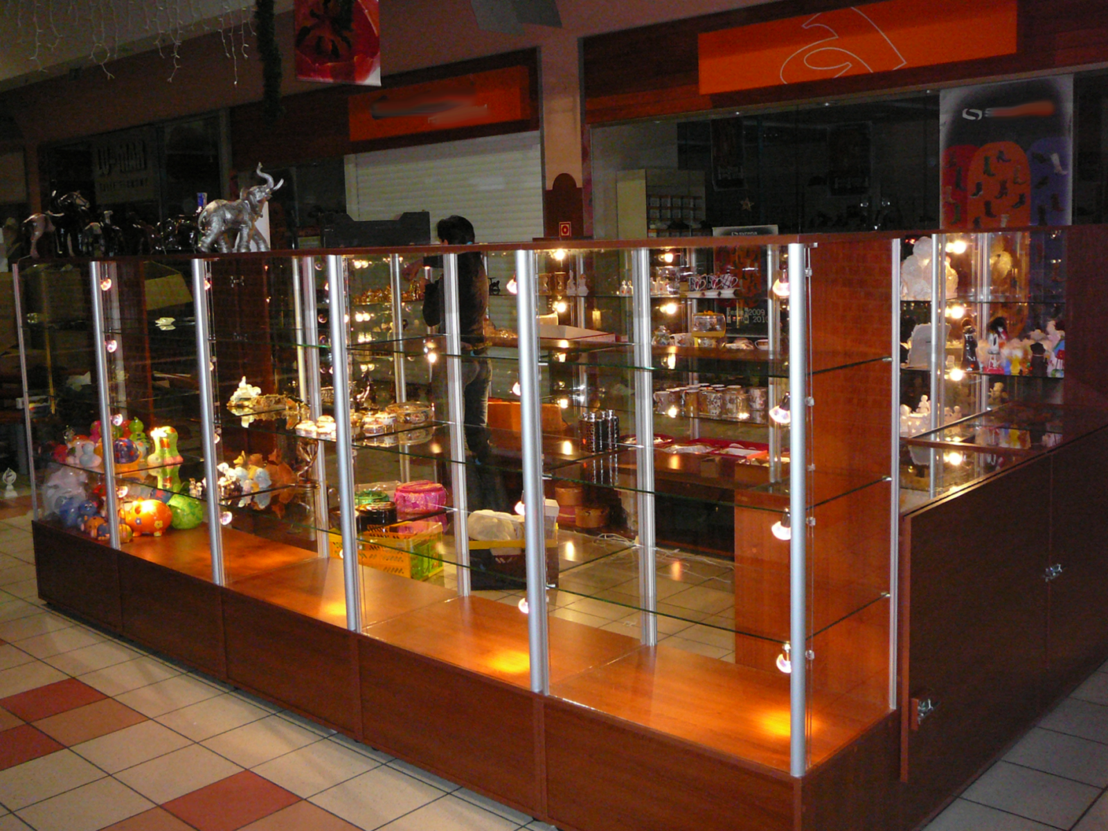 Wyposażenie sklepów: Gabloty ekspozycyjne